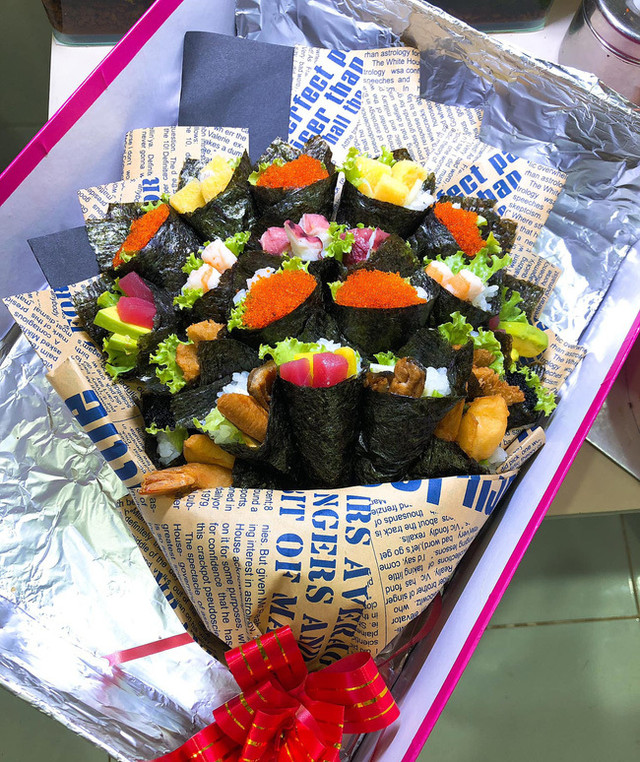 Sốt với bó hoa sushi lạ mắt giá hơn 1 triệu đồng - Hình 2 Sot voi bo hoa sushi la mat gia hon 1 trieu dong-Hinh-2
