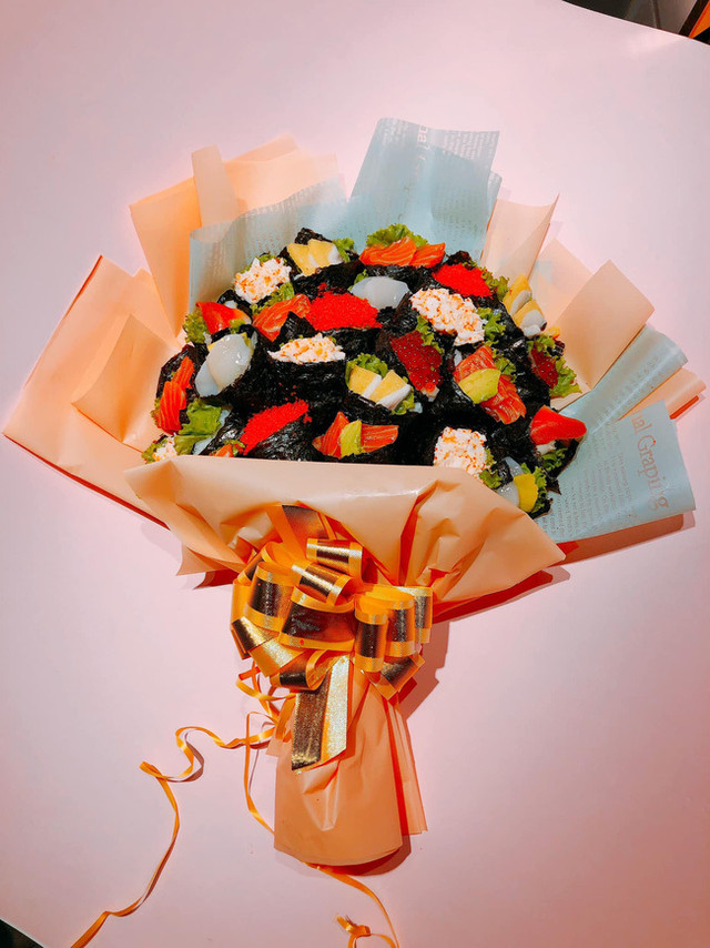 Sốt với bó hoa sushi lạ mắt giá hơn 1 triệu đồng Sot voi bo hoa sushi la mat gia hon 1 trieu dong