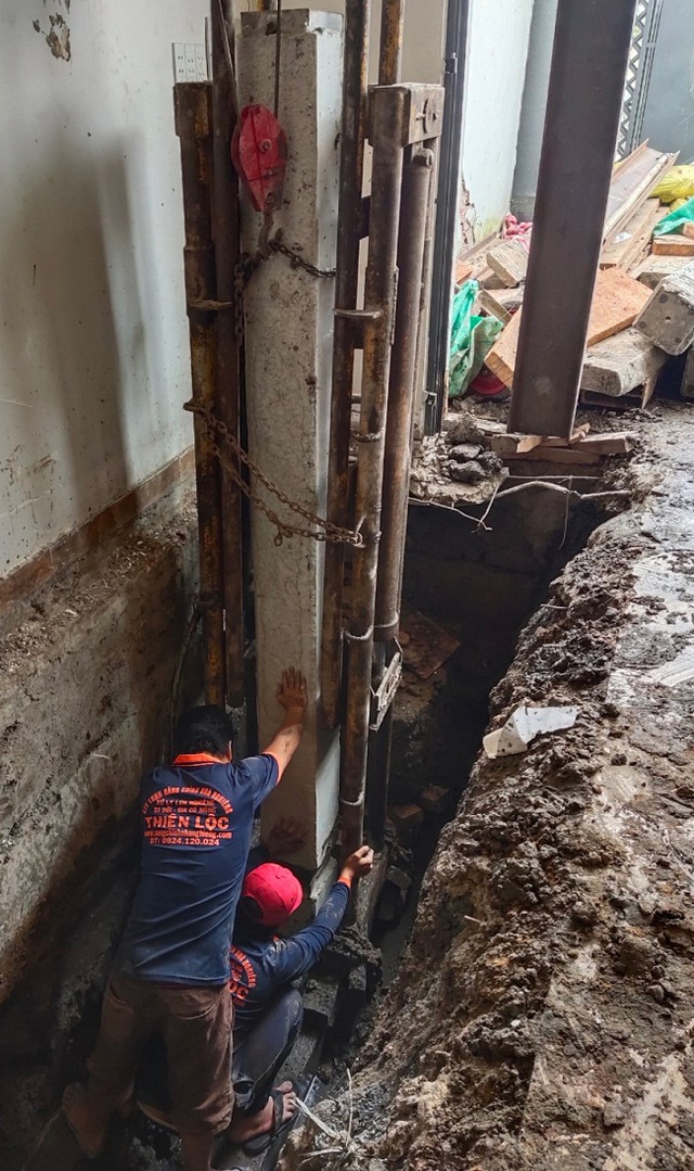 Ngôi nhà 4 tầng mới xây chờ đổ được thần đèn nắn thẳng - Hình 4 Ngoi nha 4 tang moi xay cho do duoc than den nan thang-Hinh-4