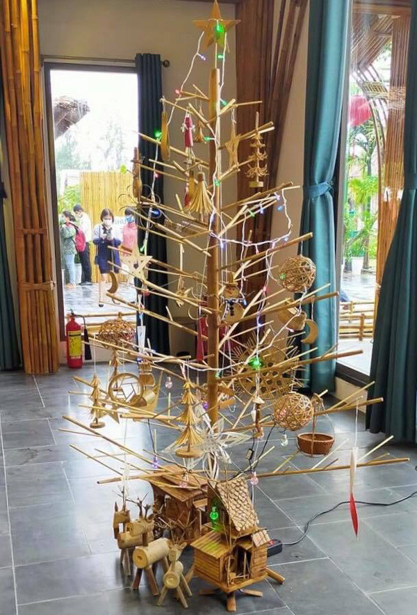 Cây thông Noel không có nổi một chiếc lá nhưng giá cả triệu đồng - Hình 2 Cay thong Noel khong co noi mot chiec la nhung gia ca trieu dong-Hinh-2