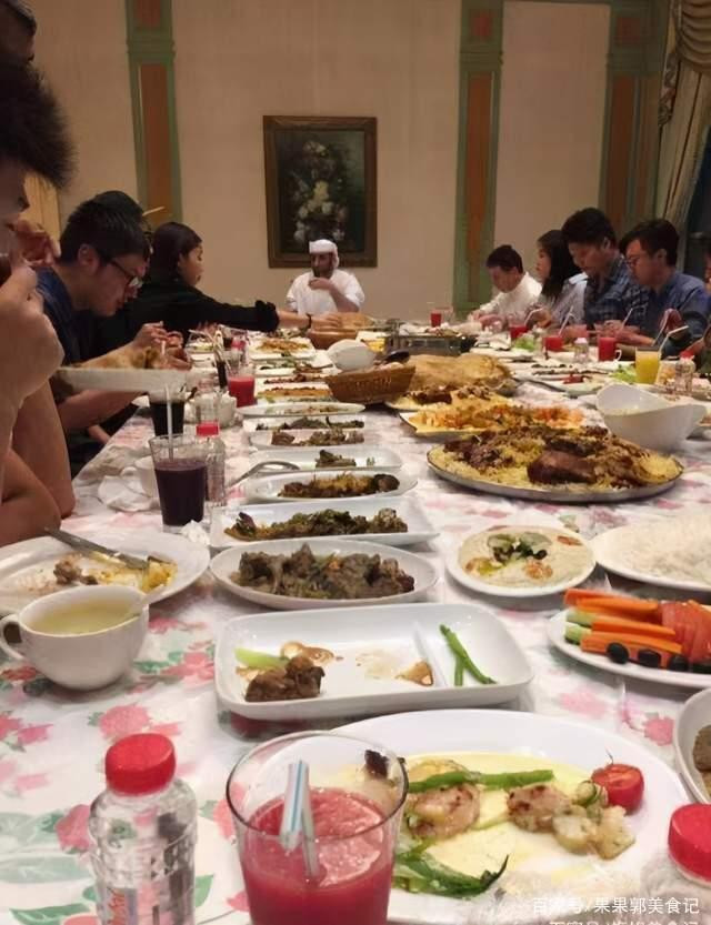 Trong 3 bữa cơm hàng ngày nhà giàu Dubai ăn gì? - Hình 4 Trong 3 bua com hang ngay nha giau Dubai an gi?-Hinh-4