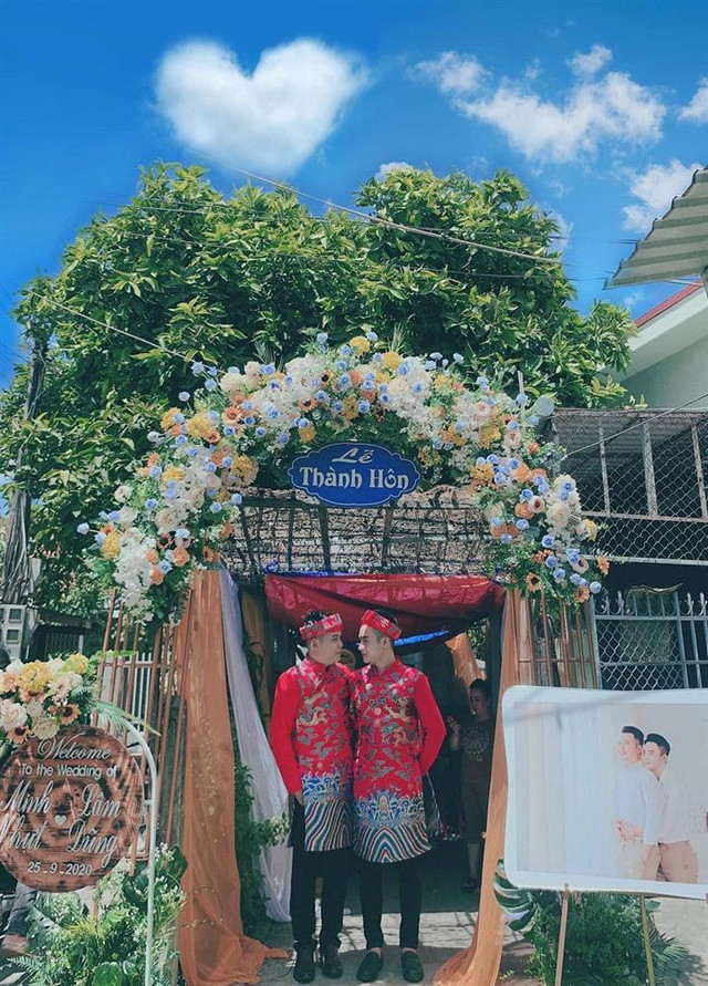 Đám cưới đồng tính ở Tây Ninh gây xôn xao cộng đồng mạng - Hình 4 Dam cuoi dong tinh o Tay Ninh gay xon xao cong dong mang-Hinh-4