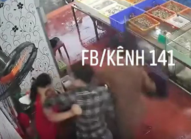 Người đàn ông húc đầu, túm tóc hành hung nữ chủ quán hải sản - Hình 2 Nguoi dan ong huc dau, tum toc hanh hung nu chu quan hai san-Hinh-2