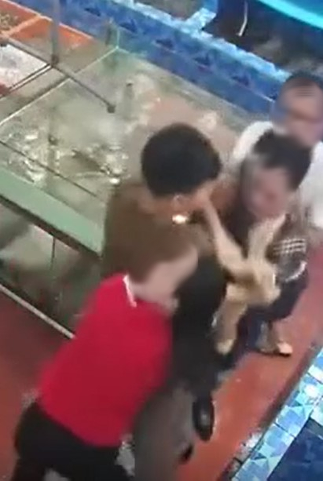 Người đàn ông húc đầu, túm tóc hành hung nữ chủ quán hải sản - Hình 3 Nguoi dan ong huc dau, tum toc hanh hung nu chu quan hai san-Hinh-3