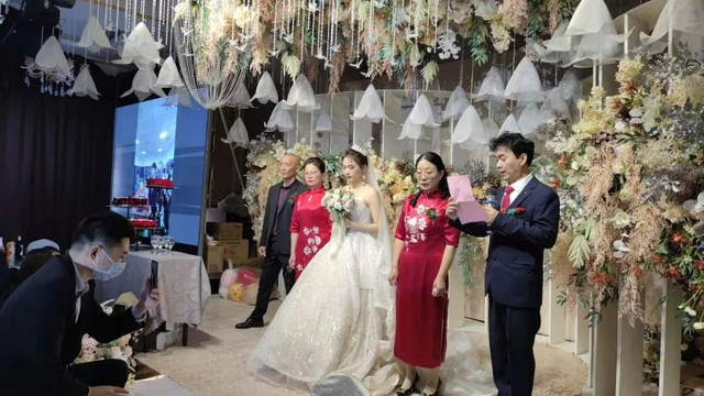 Chú rể bỏ cô dâu lại một mình trong đám cưới Chu re bo co dau lai mot minh trong dam cuoi