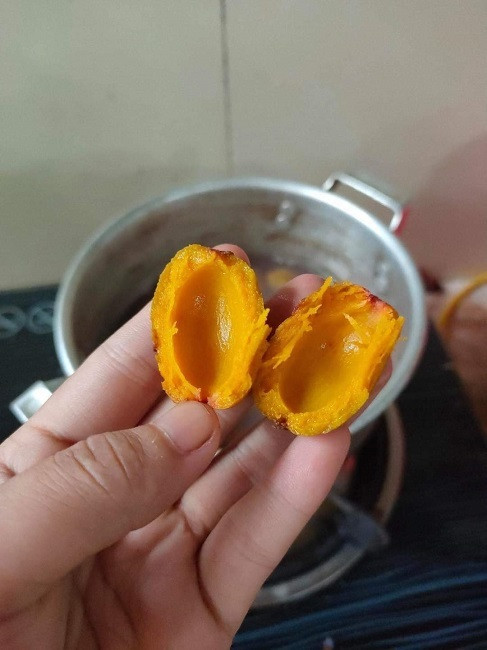 Thứ quả đen sì rụng đầy đồi bỗng dưng thành đặc sản gây nghiện - Hình 5 Thu qua den si rung day doi bong dung thanh dac san gay nghien-Hinh-5