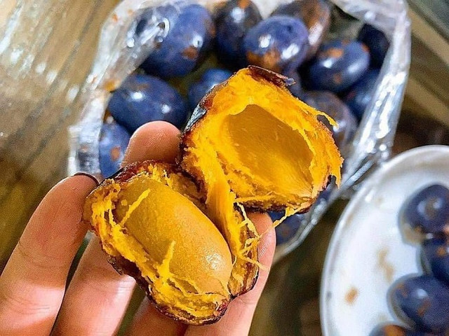 Thứ quả đen sì rụng đầy đồi bỗng dưng thành đặc sản gây nghiện - Hình 4 Thu qua den si rung day doi bong dung thanh dac san gay nghien-Hinh-4