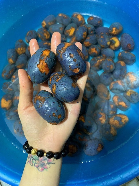 Thứ quả đen sì rụng đầy đồi bỗng dưng thành đặc sản gây nghiện - Hình 2 Thu qua den si rung day doi bong dung thanh dac san gay nghien-Hinh-2