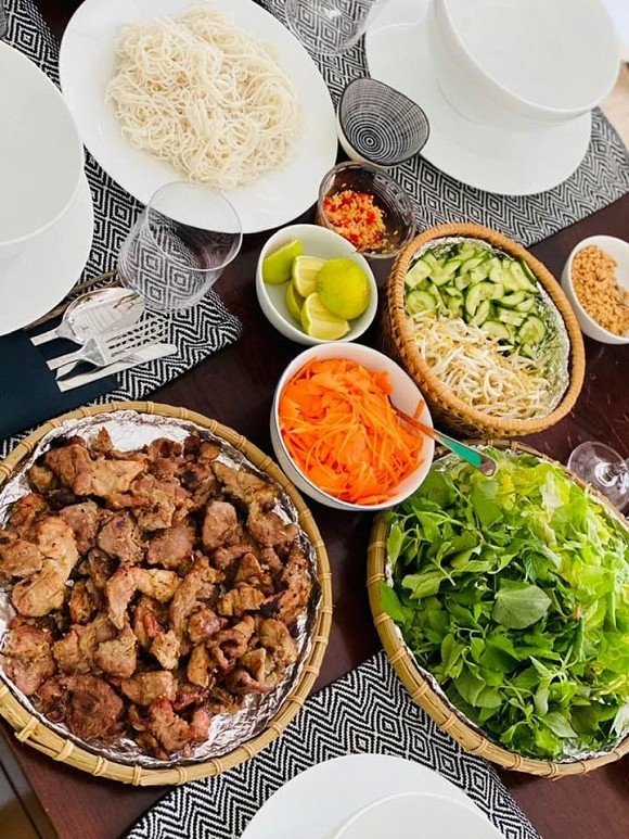 Thu Minh thăm nhà cổ 80 năm tuổi của cựu siêu mẫu Bằng Lăng - Hình 2 Thu Minh tham nha co 80 nam tuoi cua cuu sieu mau Bang Lang-Hinh-2