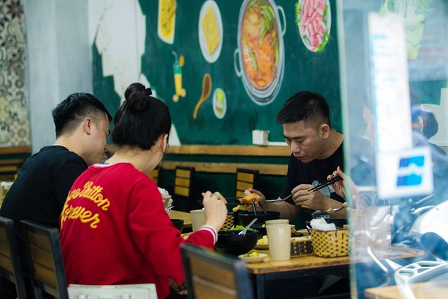 Quán bún cá bán khách tới ăn xếp hàng như thời bao cấp - Hình 5 Quan bun ca ban khach toi an xep hang nhu thoi bao cap-Hinh-5