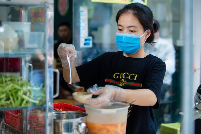 Quán bún cá bán khách tới ăn xếp hàng như thời bao cấp - Hình 3 Quan bun ca ban khach toi an xep hang nhu thoi bao cap-Hinh-3