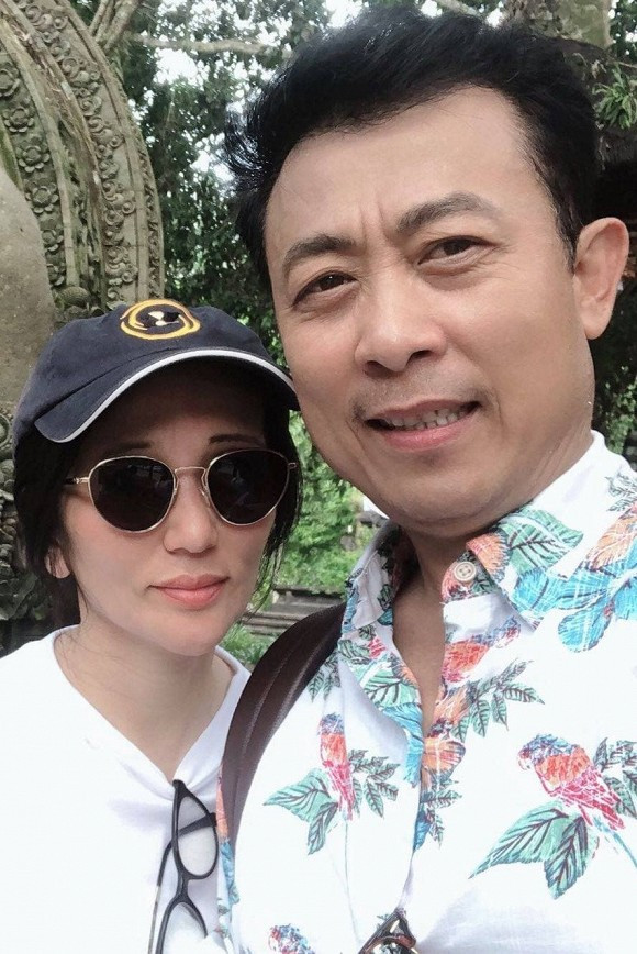 Vân Sơn hiếm hoi nịnh bà xã: 'Nàng có nét đẹp vượt thời gian' - Hình 2 Van Son hiem hoi ninh ba xa: 'Nang co net dep vuot thoi gian'-Hinh-2