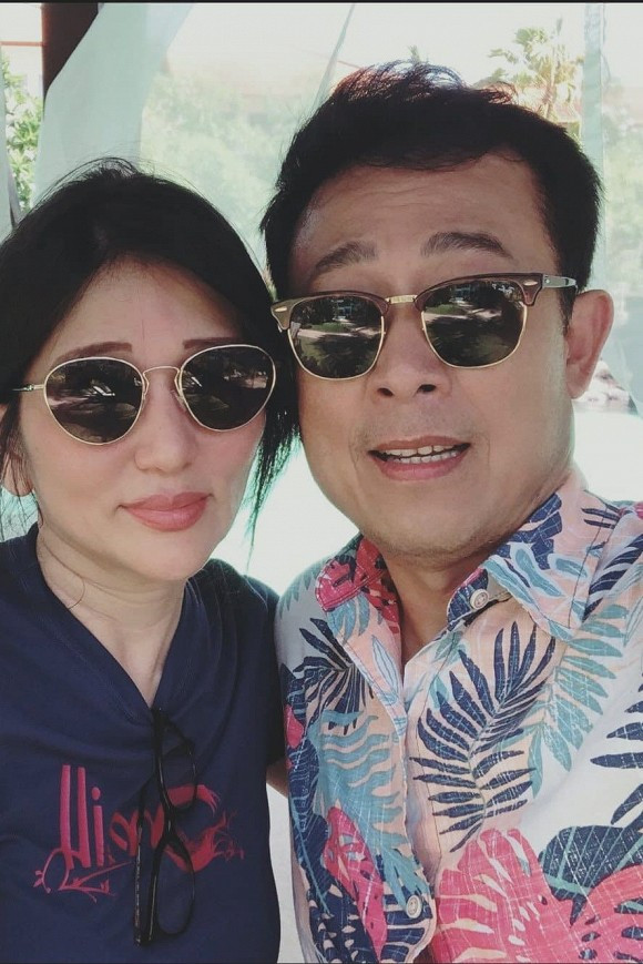 Vân Sơn hiếm hoi nịnh bà xã: 'Nàng có nét đẹp vượt thời gian' - Hình 3 Van Son hiem hoi ninh ba xa: 'Nang co net dep vuot thoi gian'-Hinh-3