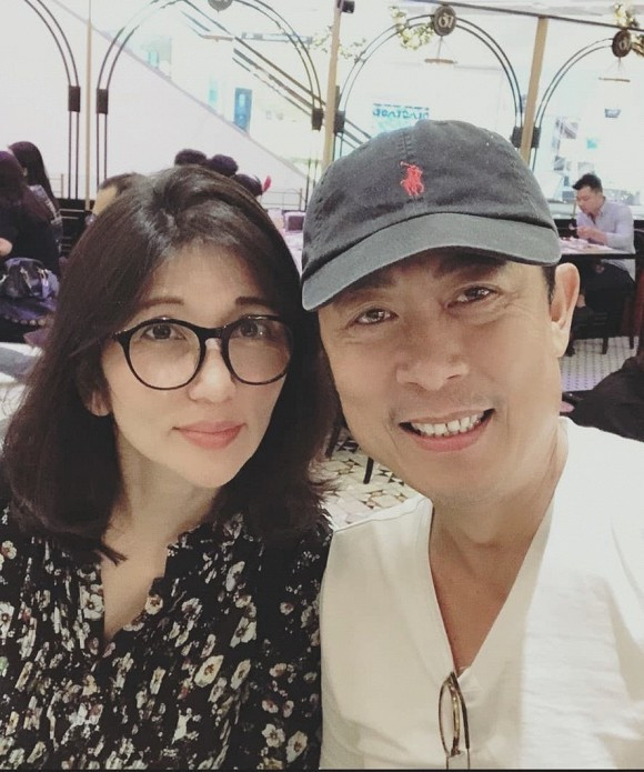 Vân Sơn hiếm hoi nịnh bà xã: 'Nàng có nét đẹp vượt thời gian' - Hình 4 Van Son hiem hoi ninh ba xa: 'Nang co net dep vuot thoi gian'-Hinh-4