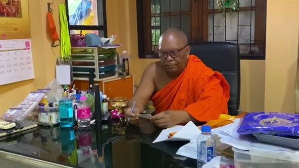 Trúng số 13,5 tỷ, sư thầy phải bỏ sang chùa khác đi tu Trung so 13,5 ty, su thay phai bo sang chua khac di tu