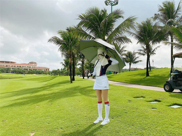 Ra sân đánh golf Mai Ngọc tranh thủ nâng cơ mặt với thứ này - Hình 5 Ra san danh golf Mai Ngoc tranh thu nang co mat voi thu nay-Hinh-5