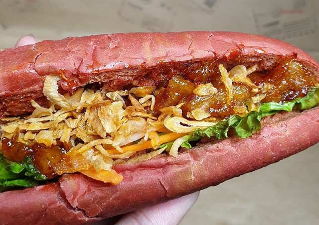 Bánh mì yêu nước phủ sóng cộng đồng mạng, doanh thu khủng - Hình 4 Banh mi yeu nuoc phu song cong dong mang, doanh thu khung-Hinh-4