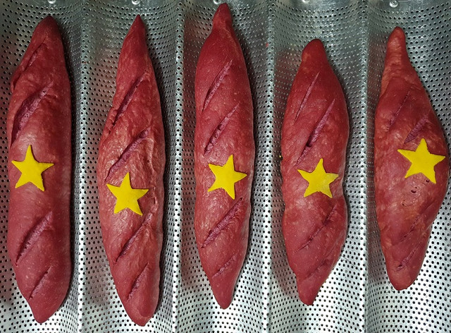 Bánh mì yêu nước phủ sóng cộng đồng mạng, doanh thu khủng - Hình 3 Banh mi yeu nuoc phu song cong dong mang, doanh thu khung-Hinh-3