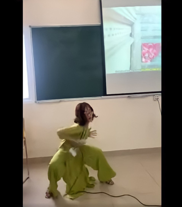Cô giáo ở TP. HCM nhảy sexy trong lớp học - Hình 2 Co giao o TP. HCM nhay sexy trong lop hoc-Hinh-2