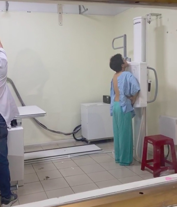 Miko Lan Trinh túc trực bên bạn trai phẫu thuật cắt ngực - Hình 2 Miko Lan Trinh tuc truc ben ban trai phau thuat cat nguc-Hinh-2