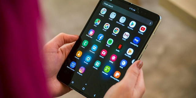 Galaxy Fold rao bán đầy trên mạng, mất nửa giá sau một năm Galaxy Fold rao ban day tren mang, mat nua gia sau mot nam