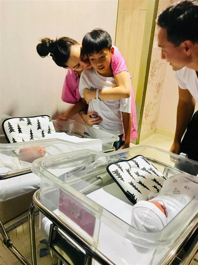 Subeo bế em giúp mẹ Hồ Ngọc Hà - Hình 3 Subeo be em giup me Ho Ngoc Ha-Hinh-3