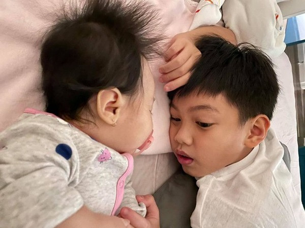 Subeo bế em giúp mẹ Hồ Ngọc Hà - Hình 7 Subeo be em giup me Ho Ngoc Ha-Hinh-7