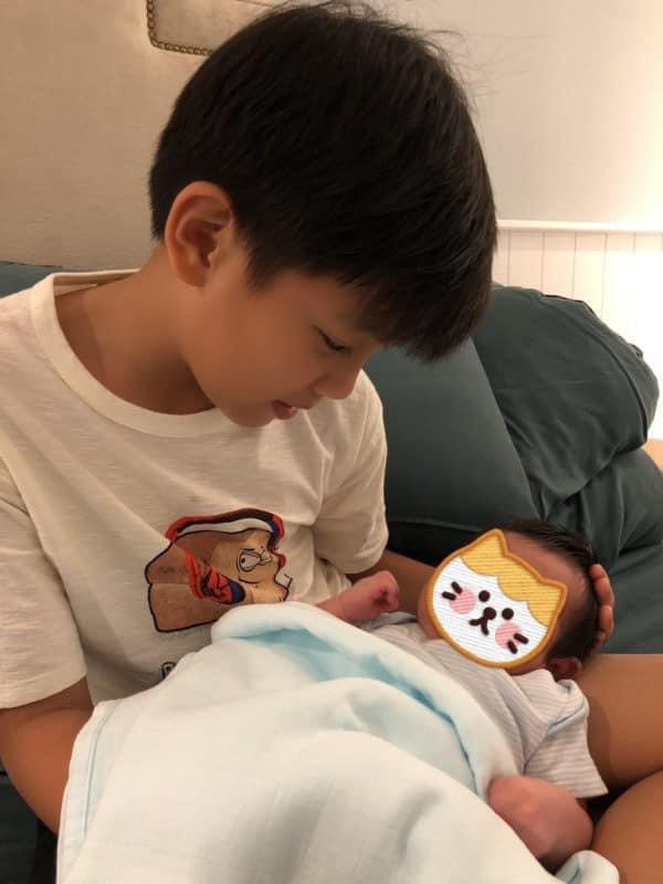Subeo bế em giúp mẹ Hồ Ngọc Hà - Hình 5 Subeo be em giup me Ho Ngoc Ha-Hinh-5
