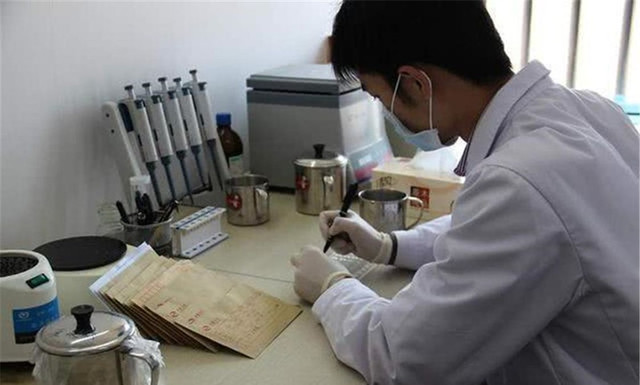 Người đàn ông đưa con trai đi xét nghiệm ADN và cái kết Nguoi dan ong dua con trai di xet nghiem ADN va cai ket