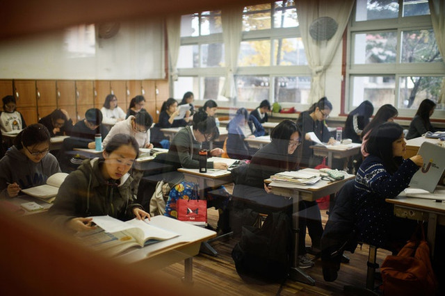 Các kỳ thi đại học ở Hàn Quốc vô cùng khốc liệt - Hình 4 Cac ky thi dai hoc o Han Quoc vo cung khoc liet-Hinh-4