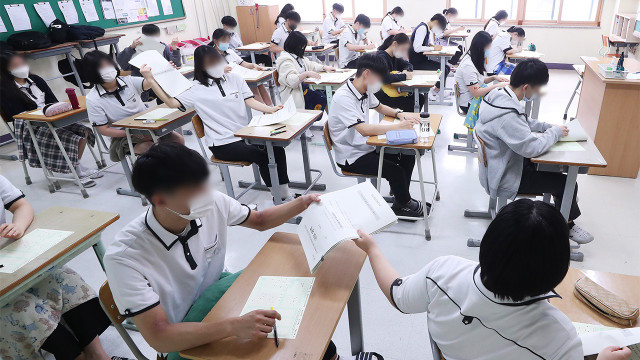 Các kỳ thi đại học ở Hàn Quốc vô cùng khốc liệt - Hình 2 Cac ky thi dai hoc o Han Quoc vo cung khoc liet-Hinh-2