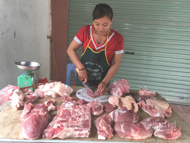 Thịt lợn ế ẩm cả năm, tiểu thương đành phải giảm giá - Hình 2 Thit lon e am ca nam, tieu thuong danh phai giam gia-Hinh-2