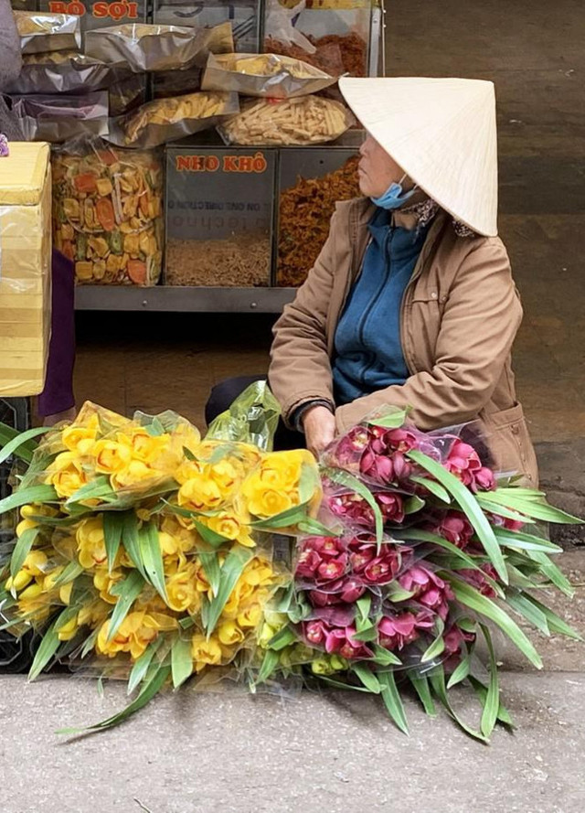 Người trồng như ngồi trên lửa khi địa lan đua nở trước Tết - Hình 4 Nguoi trong nhu ngoi tren lua khi dia lan dua no truoc Tet-Hinh-4