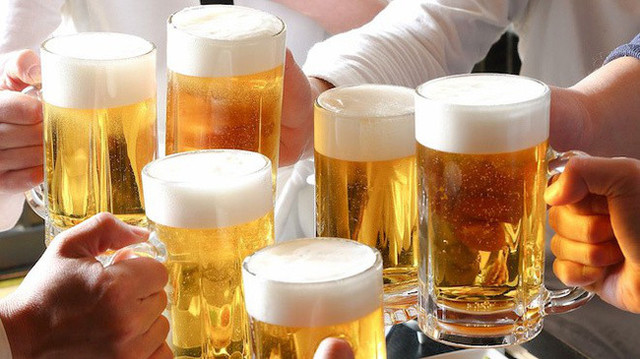 Cạm bẫy: Trò bẩn dìm nhau trong vại bia Cam bay: Tro ban dim nhau trong vai bia