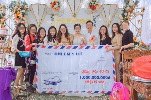 Hội bạn thân mừng đám cưới phong bì 'siêu to khổng lồ' - Hình 2 Hoi ban than mung dam cuoi phong bi 'sieu to khong lo'-Hinh-2