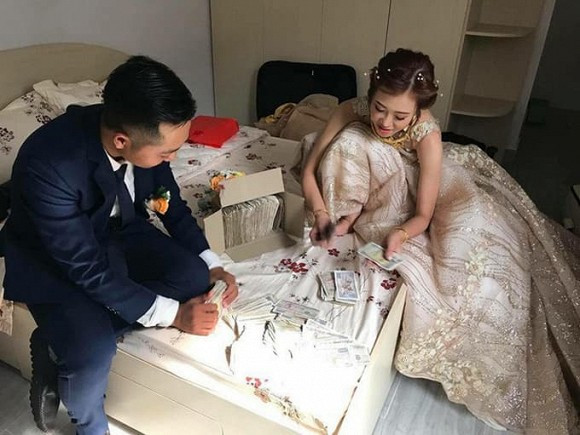 Hội bạn thân mừng đám cưới phong bì 'siêu to khổng lồ' Hoi ban than mung dam cuoi phong bi 'sieu to khong lo'