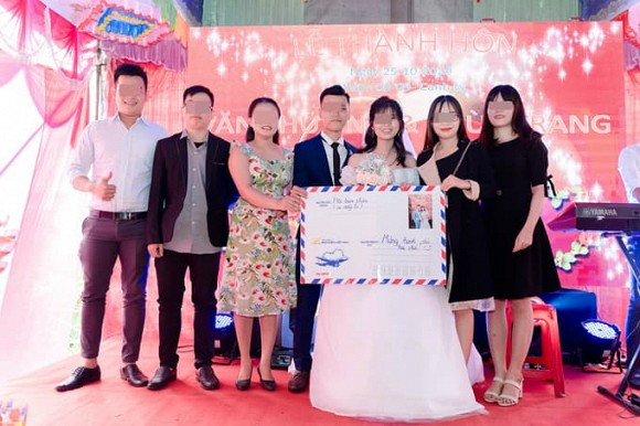 Hội bạn thân mừng đám cưới phong bì 'siêu to khổng lồ' - Hình 4 Hoi ban than mung dam cuoi phong bi 'sieu to khong lo'-Hinh-4