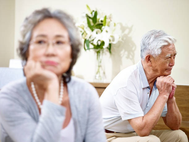 Vợ bị chồng đánh suốt 40 năm nhưng tòa không cho ly hôn Vo bi chong danh suot 40 nam nhung toa khong cho ly hon