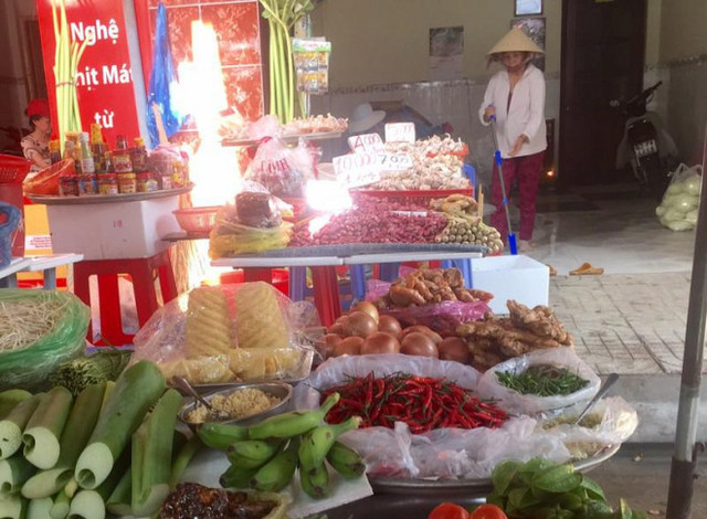 Giá ớt hiểm cao hơn giá rau muống ? Gia ot hiem cao hon gia rau muong ?
