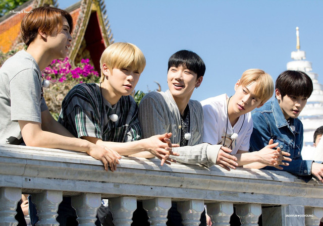 Đằng sau hình ảnh cuộc sống thật của BlackPink, BTS - Hình 12 Dang sau hinh anh cuoc song that cua BlackPink, BTS-Hinh-12