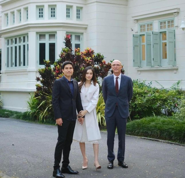 Hoa hậu chuyển giới đẹp nhất Thái Lan kết hôn với doanh nhân - Hình 2 Hoa hau chuyen gioi dep nhat Thai Lan ket hon voi doanh nhan-Hinh-2
