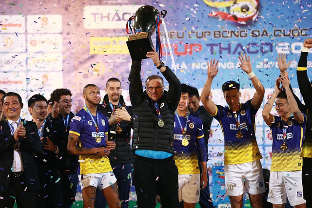 Giành siêu cúp QG, tân HLV Hà Nội mong điều to lớn Gianh sieu cup QG, tan HLV Ha Noi mong dieu to lon