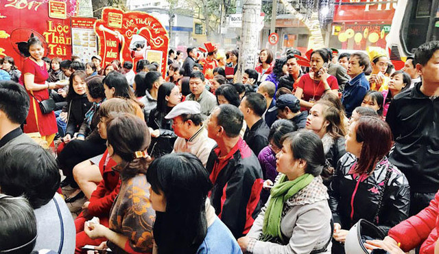 Lỗ bạc triệu sau khi chen chúc mua vàng ngày vía Thần Tài - Hình 2 Lo bac trieu sau khi chen chuc mua vang ngay via Than Tai-Hinh-2