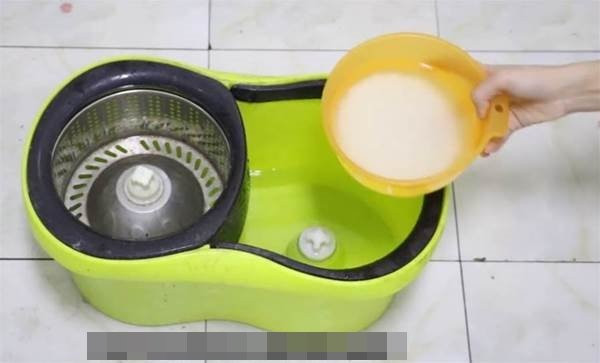 Thêm nguyên liệu rẻ tiền vào nước lau nhà sạch bất ngờ Them nguyen lieu re tien vao nuoc lau nha sach bat ngo