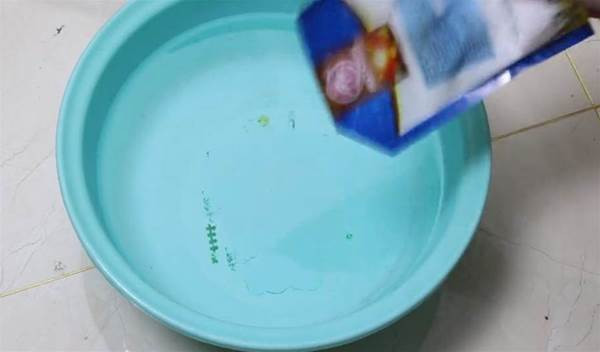 Thêm nguyên liệu rẻ tiền vào nước lau nhà sạch bất ngờ - Hình 3 Them nguyen lieu re tien vao nuoc lau nha sach bat ngo-Hinh-3