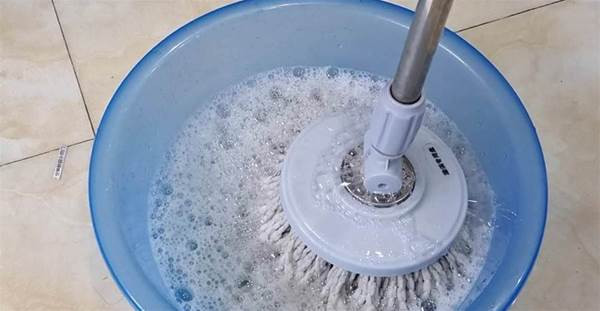 Thêm nguyên liệu rẻ tiền vào nước lau nhà sạch bất ngờ - Hình 2 Them nguyen lieu re tien vao nuoc lau nha sach bat ngo-Hinh-2
