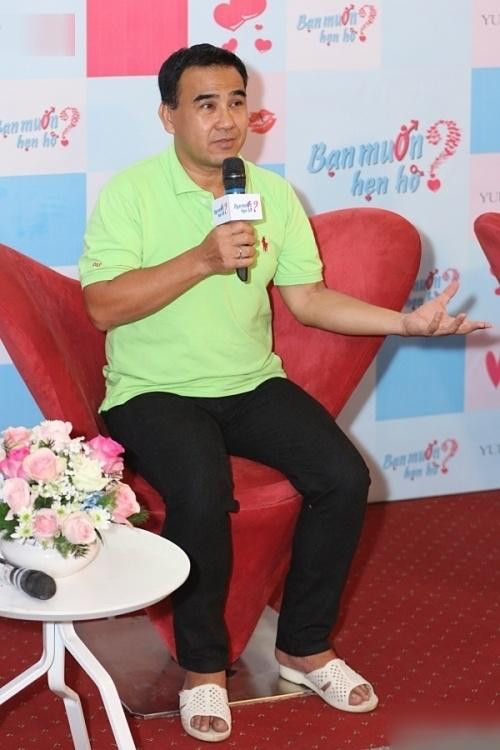 MC Quyền Linh đi dép tổ ong mua cả hộp vàng dịp đầu năm - Hình 5 MC Quyen Linh di dep to ong mua ca hop vang dip dau nam-Hinh-5