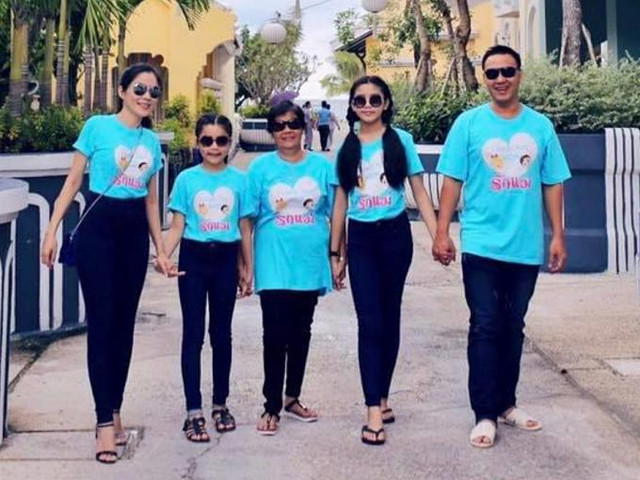 MC Quyền Linh đi dép tổ ong mua cả hộp vàng dịp đầu năm - Hình 9 MC Quyen Linh di dep to ong mua ca hop vang dip dau nam-Hinh-9