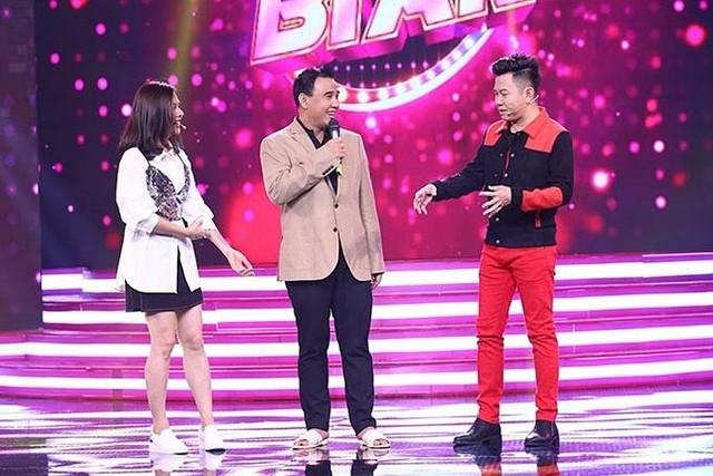 MC Quyền Linh đi dép tổ ong mua cả hộp vàng dịp đầu năm - Hình 6 MC Quyen Linh di dep to ong mua ca hop vang dip dau nam-Hinh-6