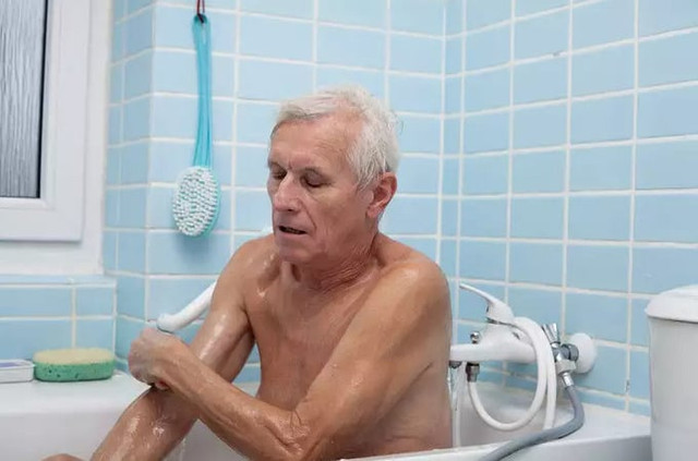 Dễ đột quỵ khi gội đầu vào mùa đông, người già tuyệt đối tránh 3 điều - Hình 2 De dot quy khi goi dau vao mua dong, nguoi gia tuyet doi tranh 3 dieu-Hinh-2